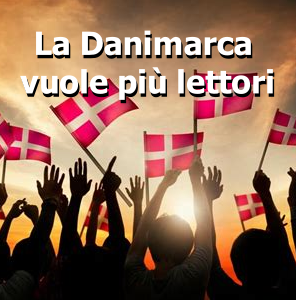Gruppo di persone che alzano bandiere danesi in controluce, simboleggiando l'iniziativa del governo danese di abolire l'IVA sui libri per incentivare la lettura.