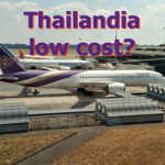 Immagine di un aereo Thai Airways in attesa del boarding. la Thailandia, un tempo considerata una meta low cost, sè diventata cara per i turisti.