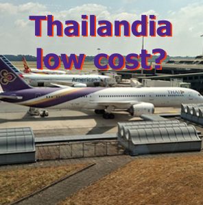 Immagine di un aereo Thai Airways in attesa del boarding. la Thailandia, un tempo considerata una meta low cost, sè diventata cara per i turisti.