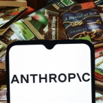 "Logo di Anthropic con un'immagine di libri e simboli di copyright, rappresentante la causa collettiva sui diritti d'autore e l'accordo di 1,5 miliardi di dollari.