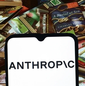 "Logo di Anthropic con un'immagine di libri e simboli di copyright, rappresentante la causa collettiva sui diritti d'autore e l'accordo di 1,5 miliardi di dollari.