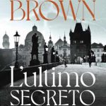 Copertina del libro "L'ultimo segreto" di Dan Brown, con un'immagine suggestiva di Praga in tonalità nero e grigio, evocando un'atmosfera di mistero.